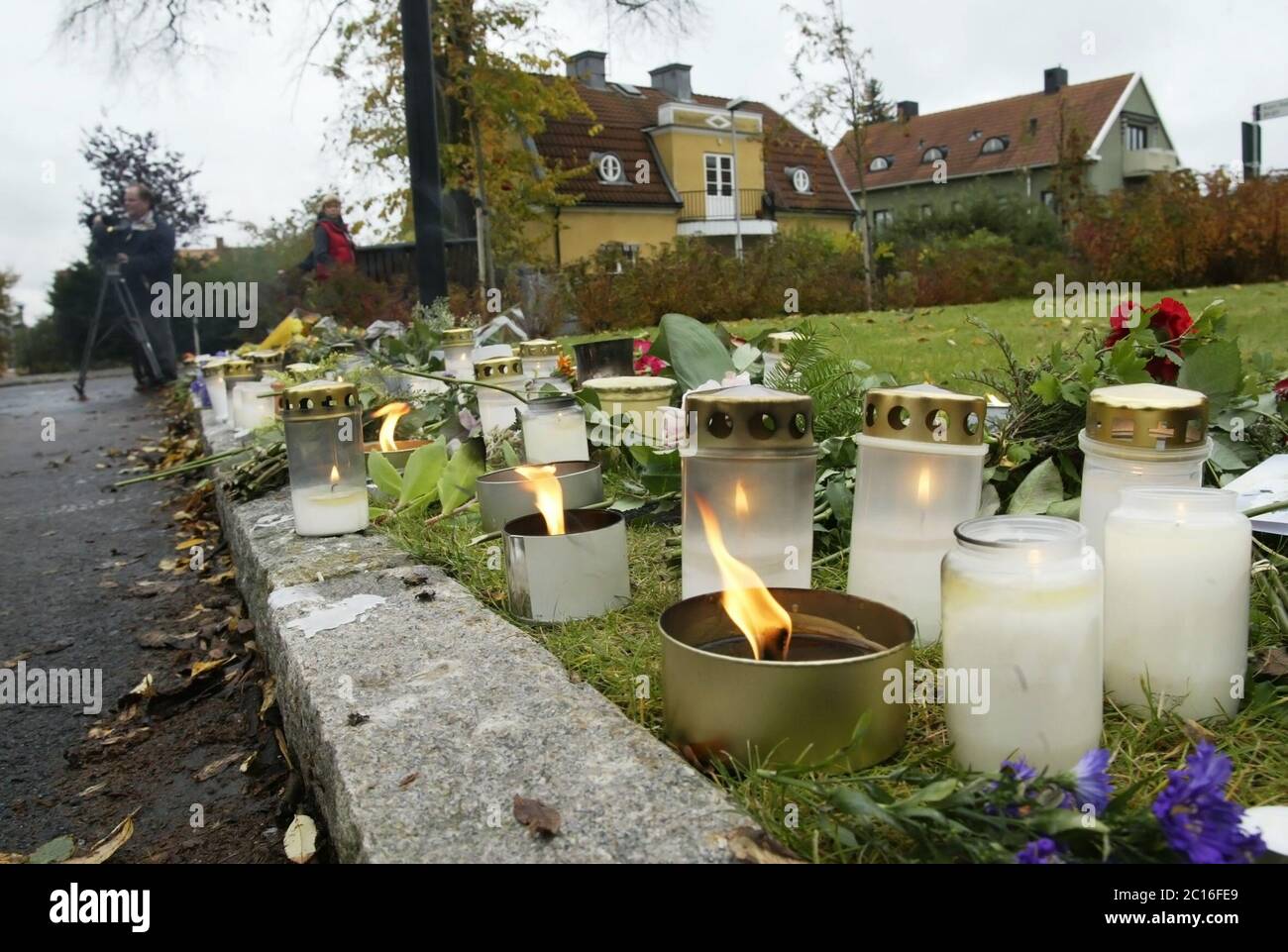 Linköping, Schweden 20041020 am Tag nach dem Doppelmord in Linköping, der am 19. Oktober 2004 stattfand. Ein einjähriger, messerscharfter Mann ermordete auf Åsgatan in den zentralen Teilen von Linköping einen achtjährigen Jungen und eine 56-jährige Frau. Foto Jeppe Gustafsson Stockfoto