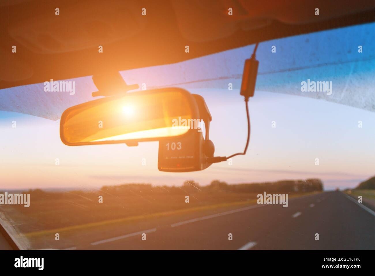 Vordersitzansicht der Straße, Rückspiegel und Geschwindigkeitsrekorder bei Sonnenlicht. Unscharfe Bewegung Stockfoto