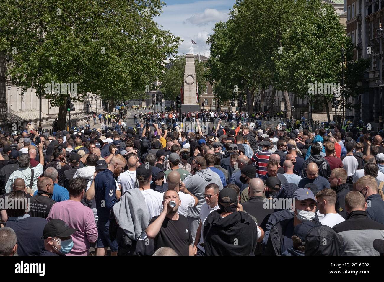 Tausende von Nationalisten versammeln sich in Westminster, um gewaltsam gegen die jüngste Entfernung und Vandalismus von Denkmälern zu protestieren, insbesondere Winston Churchill. Stockfoto