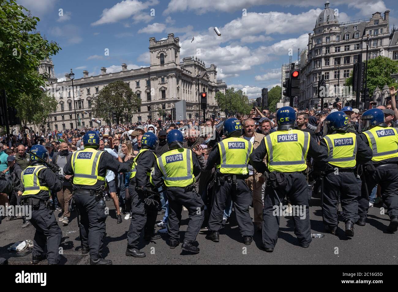 Tausende von Nationalisten versammeln sich in Westminster, um gewaltsam gegen die jüngste Entfernung und Vandalismus von Denkmälern zu protestieren, insbesondere Winston Churchill. Stockfoto