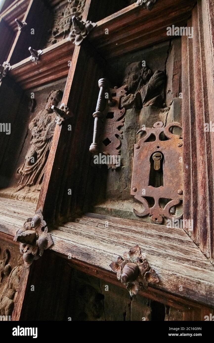 Details von Parroquia de Santa María la Mayor in Ezcaray, Provinz La Rioja, Spanien. Stockfoto