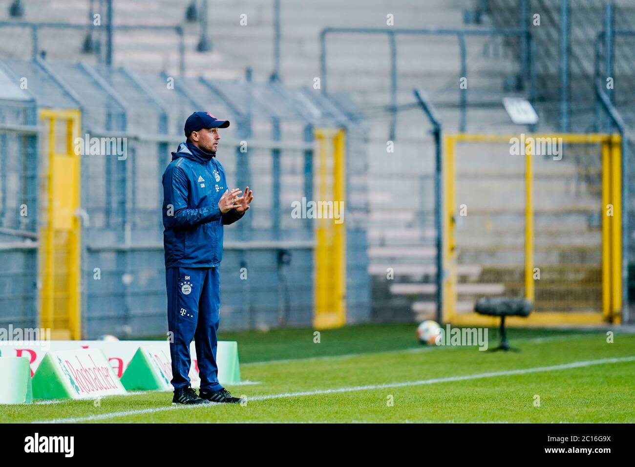 Mannheim, Deutschland. Juni 2020. Fußball: 3. Spielklasse, SV Waldhof Mannheim - Bayern München II, 32. Spieltag, im Carl-Benz Stadion. Der Münchner Trainer Sebastian Hoeneß gibt Anweisungen. Quelle: Uwe Anspach/dpa/Alamy Live News Stockfoto