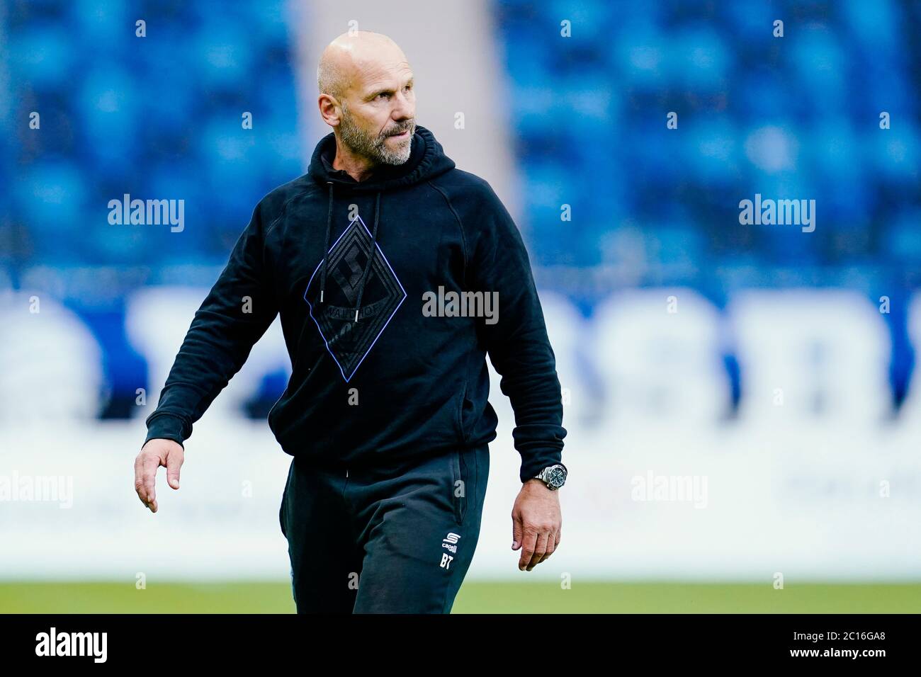 Mannheim, Deutschland. Juni 2020. Fußball: 3. Spielklasse, SV Waldhof Mannheim - Bayern München II, 32. Spieltag, im Carl-Benz Stadion. Mannheims Trainer Bernhard Trares geht nach dem Ende des Spiels über das Feld. Quelle: Uwe Anspach/dpa/Alamy Live News Stockfoto