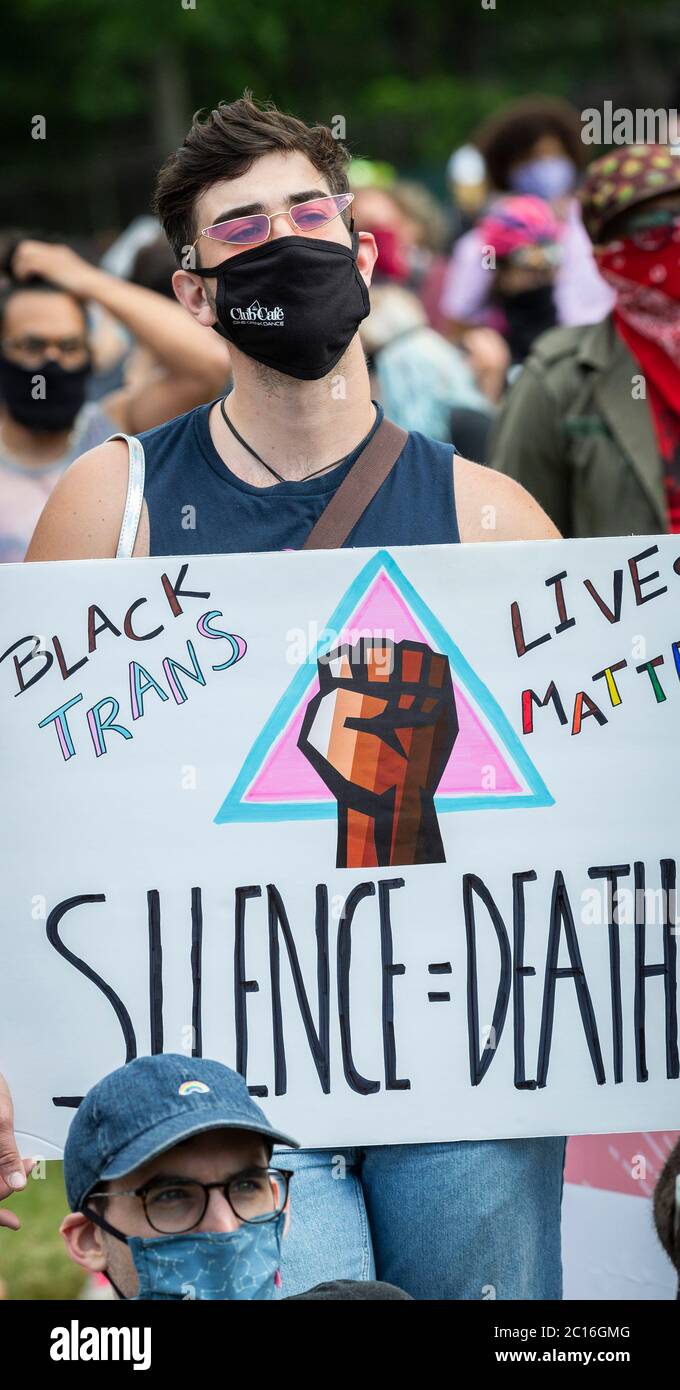 Juni 13, 2020. Roxbury, MA. Tausende versammelten sich im Franklin Park für eine Mahnwache, um das Bewusstsein für schwarze Transgender-Rechte zu schärfen und Geld für die zu sammeln Stockfoto