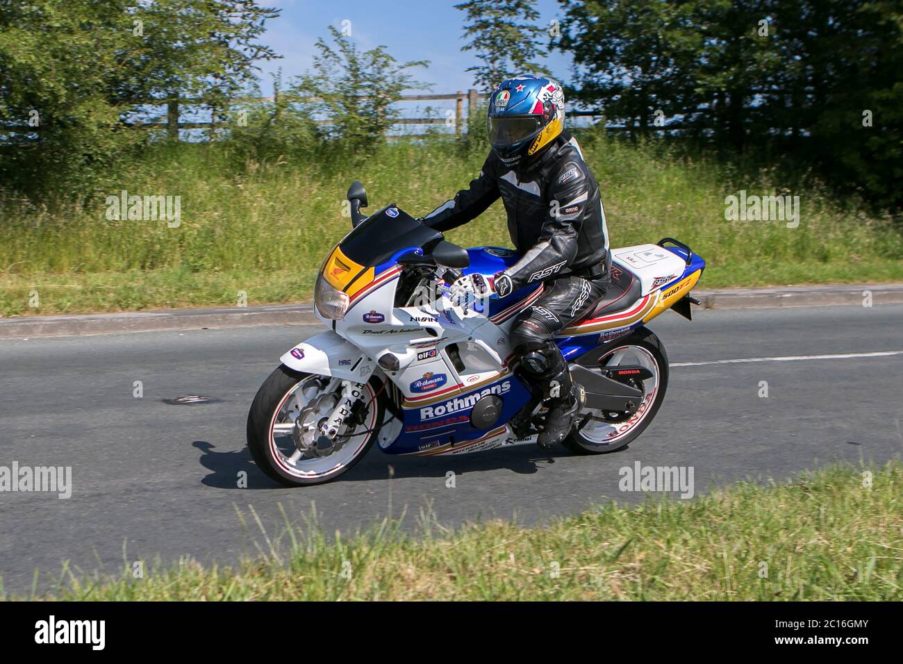 Ein Motorradfahrer, der ein Honda CBR 600F Rothmans Rennrad in der Nähe von Chorley in Lancashire, Großbritannien, fährt Stockfoto
