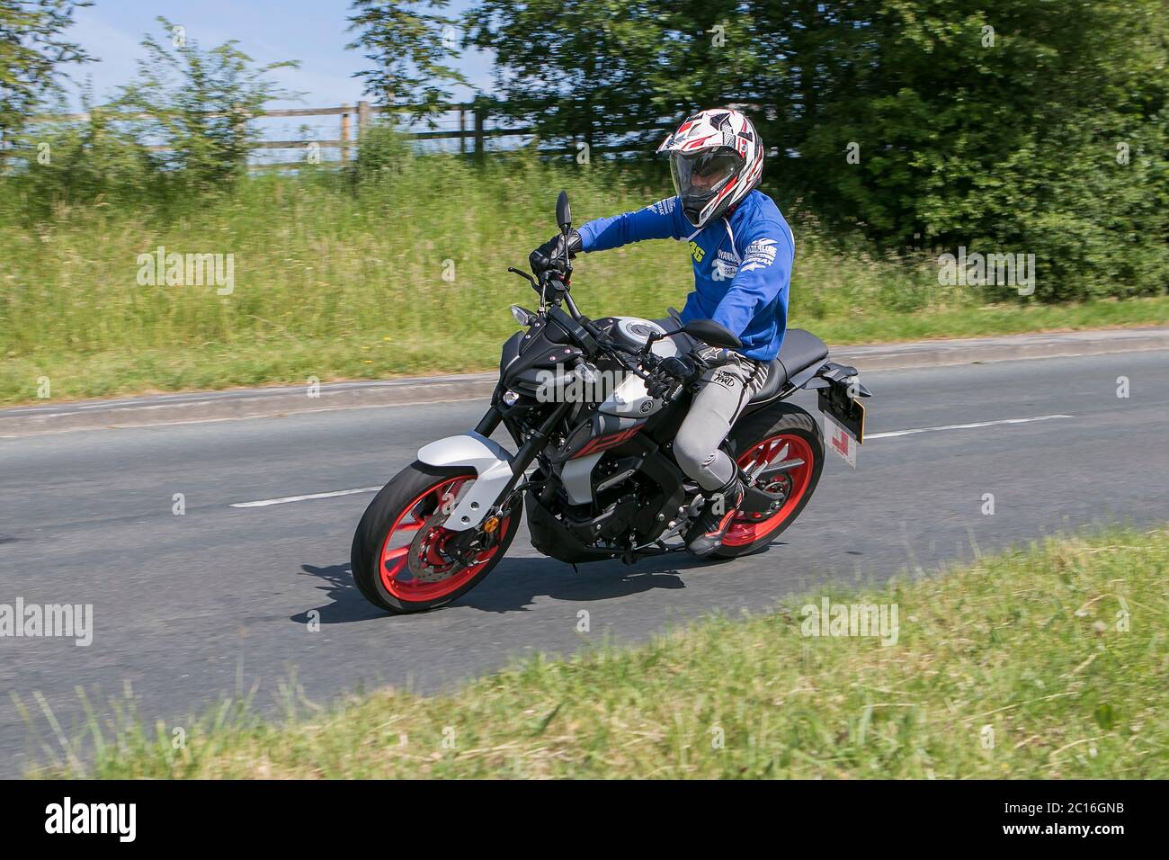 Ein Motorradfahrer, der eine Yamaha MTN 125-A 2020 in der Nähe von Chorley in Lancashire, Großbritannien, fährt Stockfoto