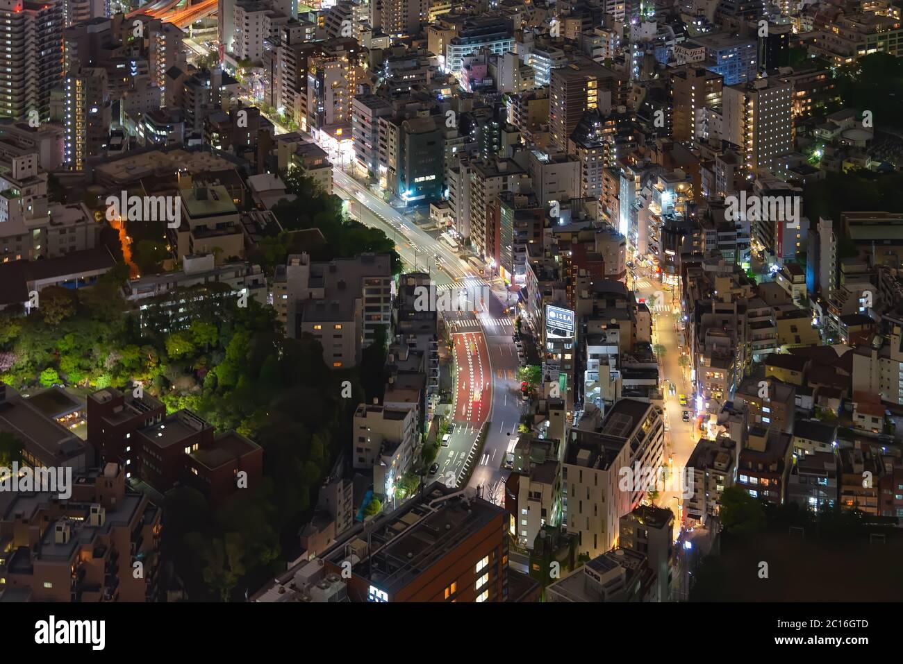 Tokio, Japan - 20. April 2014: Luftaufnahme des Roppongi-Viertels bei Nacht. Roppongi ist berühmt als Heimat der reichen Roppongi Hills Gegend Stockfoto