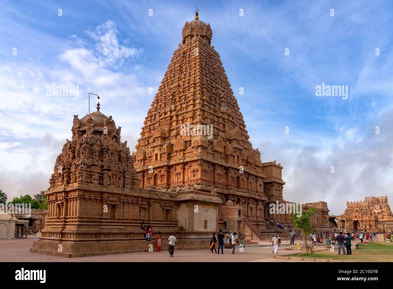 Thanjavur, Indien - 22. August 2018: Blick auf den majestätischen Brihadisvara Tempel mit Pilgern. Dieser Hindu-Tempel ist einer der meistbesuchten in Indien Stockfoto