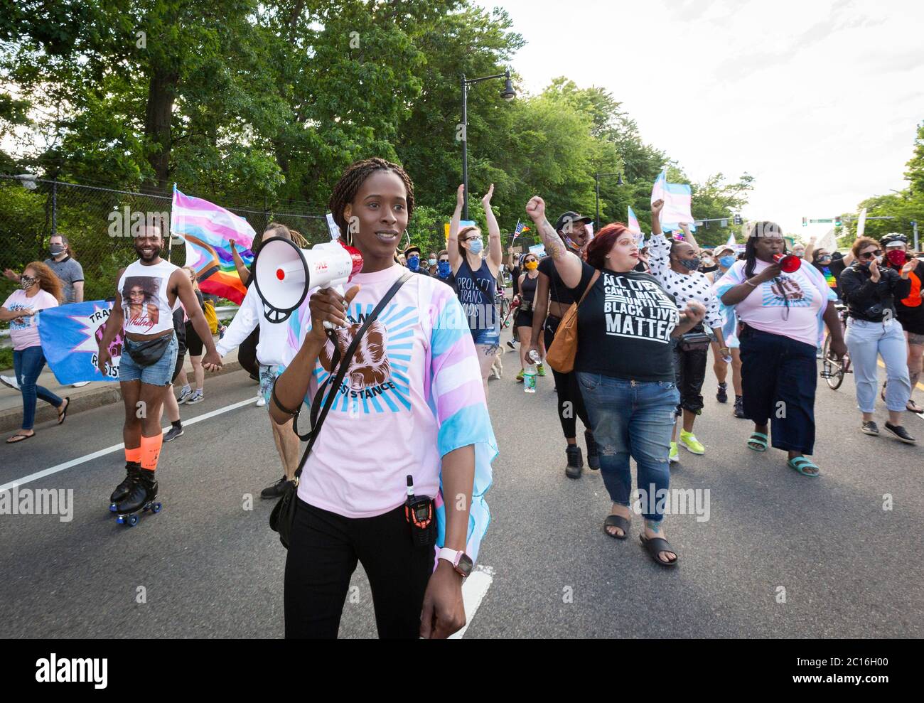 Juni 13, 2020. Roxbury, MA. Keuschheit Bowick, Geschäftsführer des Transgender Emergency Fund of Massachusetts. Tausende versammelten sich in Franklin Par Stockfoto