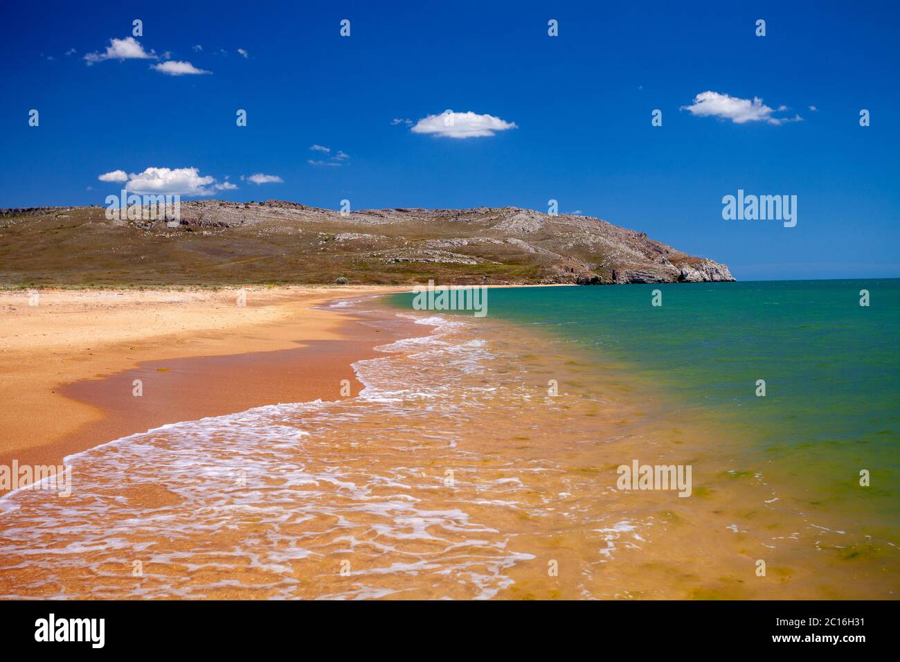 Wunderschöne Meereslandschaft. Menschenleerer Sandstrand. Ruhiges Meer an einem sonnigen Tag Stockfoto