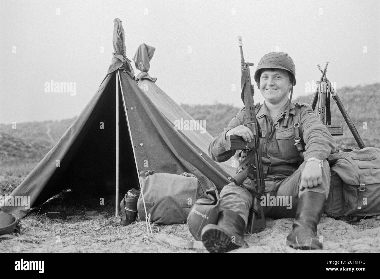 Soldat posiert für Foto, Marinemanöver, Grundausbildung, September 1981, Borkum-Insel, Niedersachsen, Deutschland Stockfoto