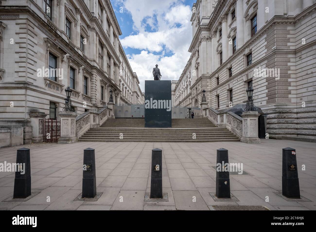 Das Denkmal des Generalmajors Robert Clive steht in der Charles Street, Whitehall, London, Großbritannien, umgeben von einer Schutzverkleidung. Stockfoto