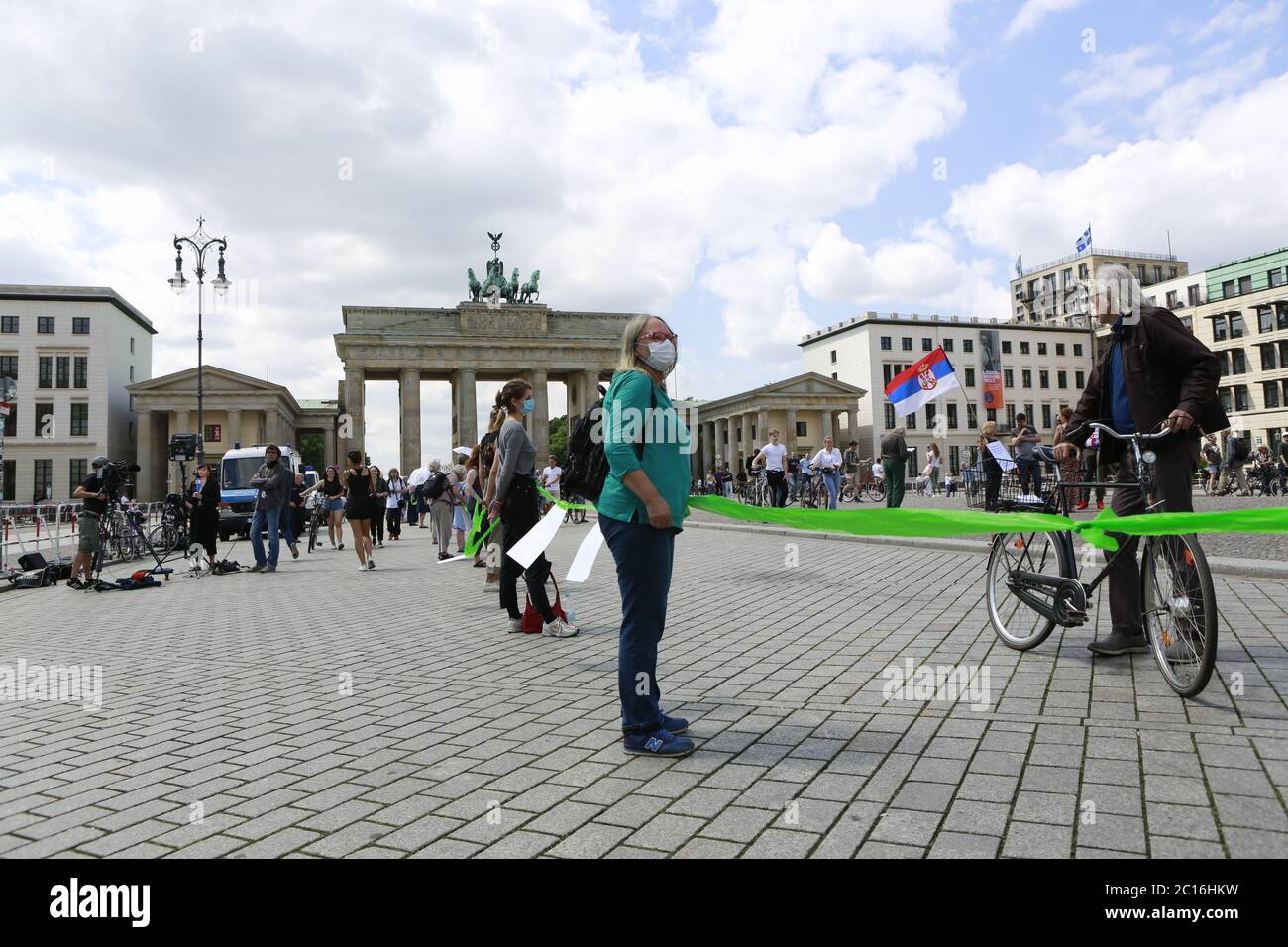 06/14/2020, Berlin, Deutschland, die Allianz "Unteilbar", demonstriert mit einer neun Kilometer langen Menschenkette vom Brandenburger Tor bis Neukölln gegen soziale Ungerechtigkeit und Rassismus. Stockfoto 06/14/2020, Berlin, Deutschland, die Allianz "Unteilbar", demonstriert mit einer neun Kilometer langen Menschenkette vom Brandenburger Tor bis Neukölln gegen soziale Ungerechtigkeit und Rassismus. Stockfoto