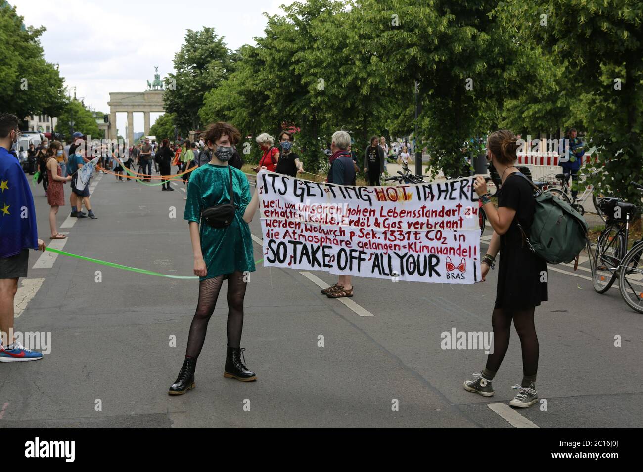 06/14/2020, Berlin, Deutschland, die Allianz "Unteilbar", demonstriert mit einer neun Kilometer langen Menschenkette vom Brandenburger Tor bis Neukölln gegen soziale Ungerechtigkeit und Rassismus. Stockfoto 06/14/2020, Berlin, Deutschland, die Allianz "Unteilbar", demonstriert mit einer neun Kilometer langen Menschenkette vom Brandenburger Tor bis Neukölln gegen soziale Ungerechtigkeit und Rassismus. Stockfoto