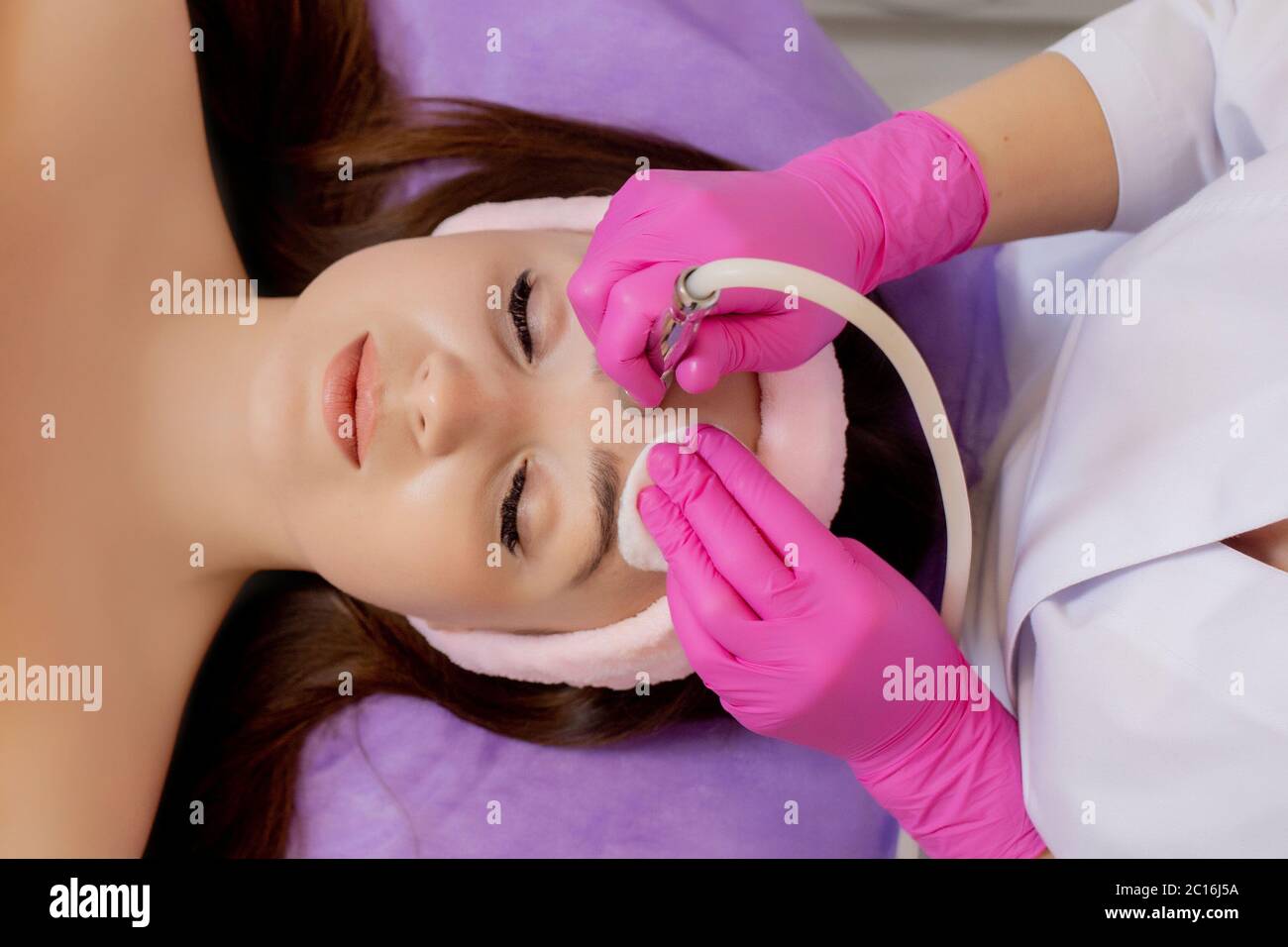 Microdermabrasion Stockfotos Und Bilder Kaufen Alamy