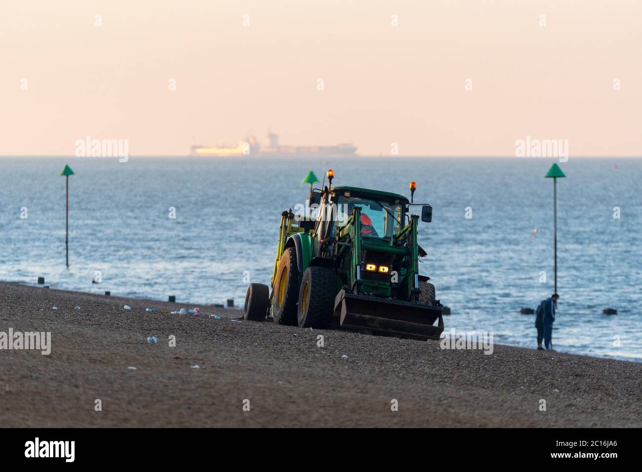Traktorreinigung Jubilee Beach an der Themse Mündung in Southend on Sea, Essex, Großbritannien. Themse. Am frühen Morgen Küste Reinigung von Abfällen. Kunststoff Stockfoto