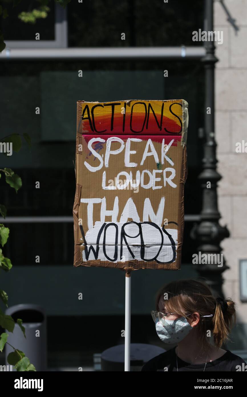 06/14/2020, Berlin, Deutschland, die Allianz "Unteilbar", demonstriert mit einer neun Kilometer langen Menschenkette vom Brandenburger Tor bis Neukölln gegen soziale Ungerechtigkeit und Rassismus. Stockfoto 06/14/2020, Berlin, Deutschland, die Allianz "Unteilbar", demonstriert mit einer neun Kilometer langen Menschenkette vom Brandenburger Tor bis Neukölln gegen soziale Ungerechtigkeit und Rassismus. Stockfoto