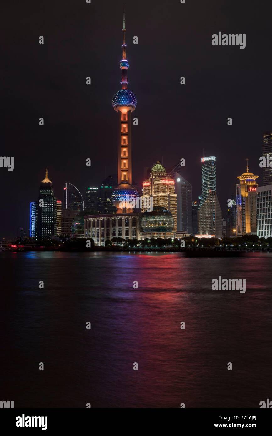 Skyline von Pudong District angesehen vom Bund über den Huangpu River in Shanghai, China Stockfoto