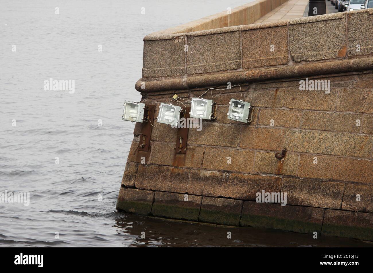 Uferlaternen beleuchten den schiffbaren Fluss Fontanka St. Petersburg, um die Sichtbarkeit während der Bewegung von Schiffen zu verbessern Stockfoto