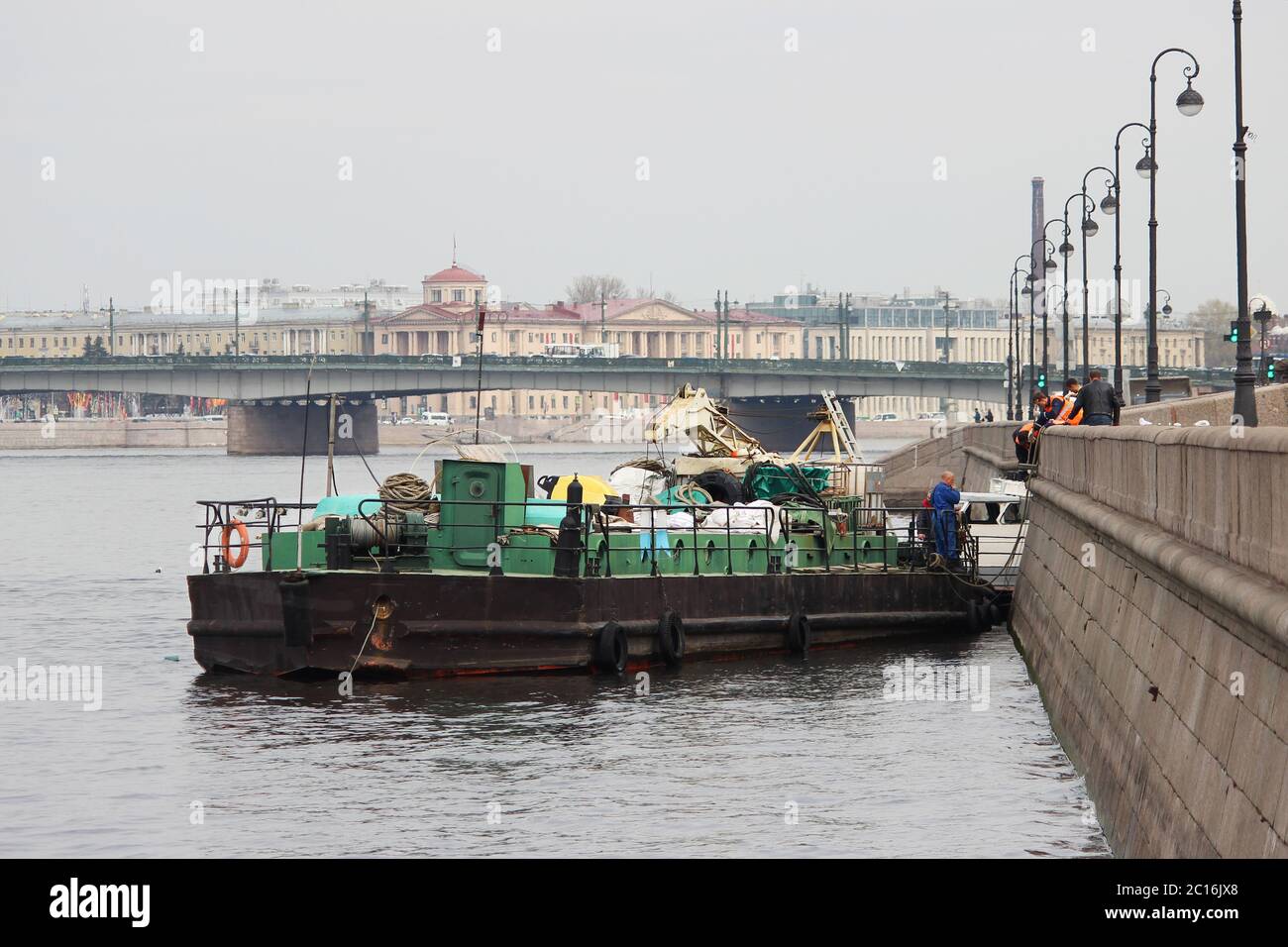 Die Arbeiter-Maurer reparieren die Nahten zwischen den Granitplatten am Ufer des Fontanka-Flusses, St. Petersburg Stockfoto