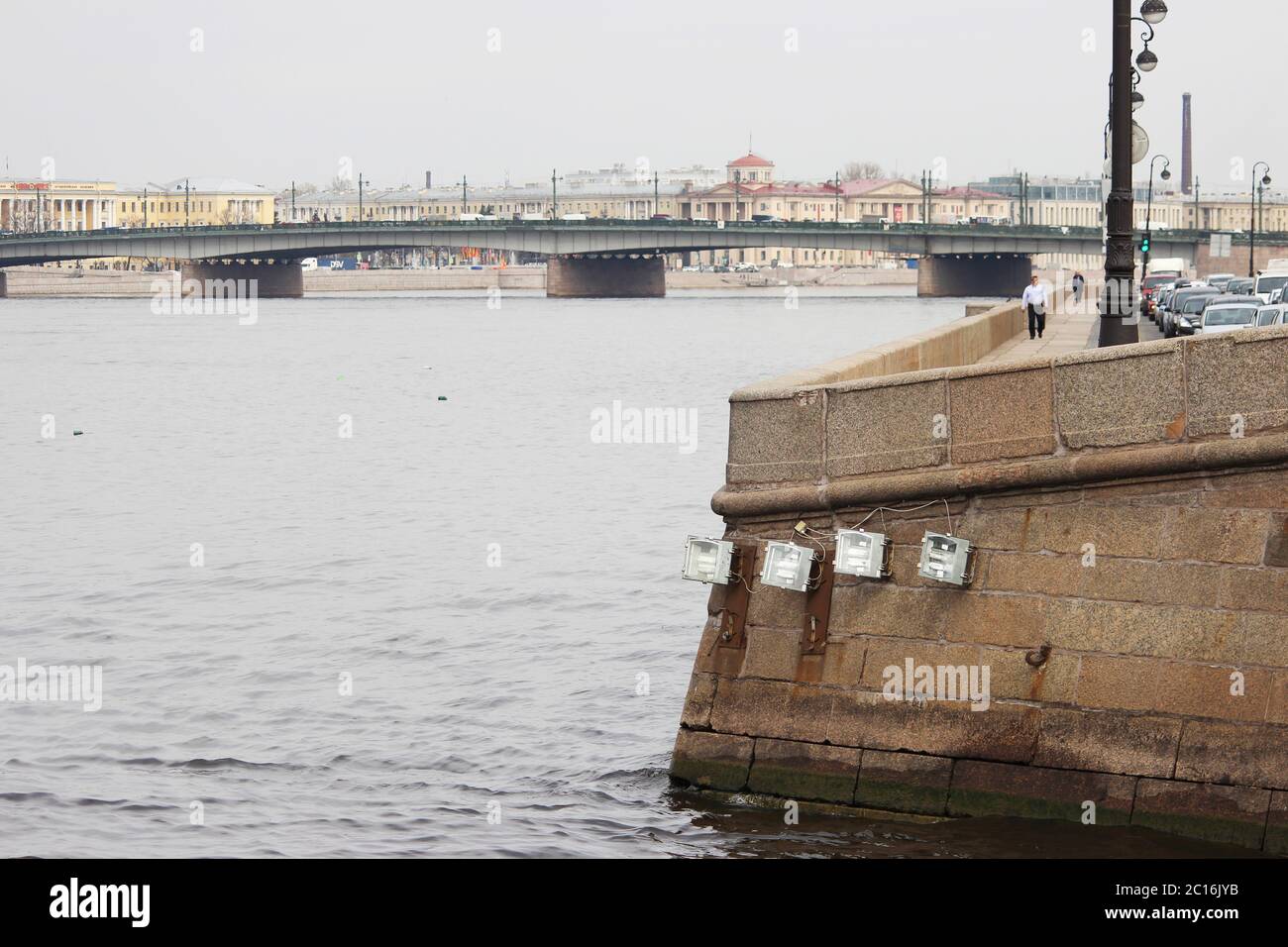 Uferlaternen beleuchten den schiffbaren Fluss Fontanka St. Petersburg, um die Sichtbarkeit während der Bewegung von Schiffen zu verbessern Stockfoto