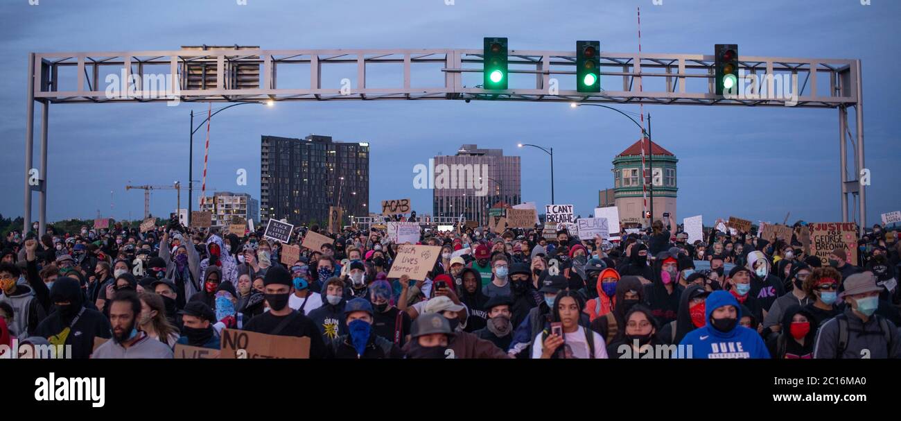 Demonstranten auf der Burnside Bridge in Portland Stockfoto