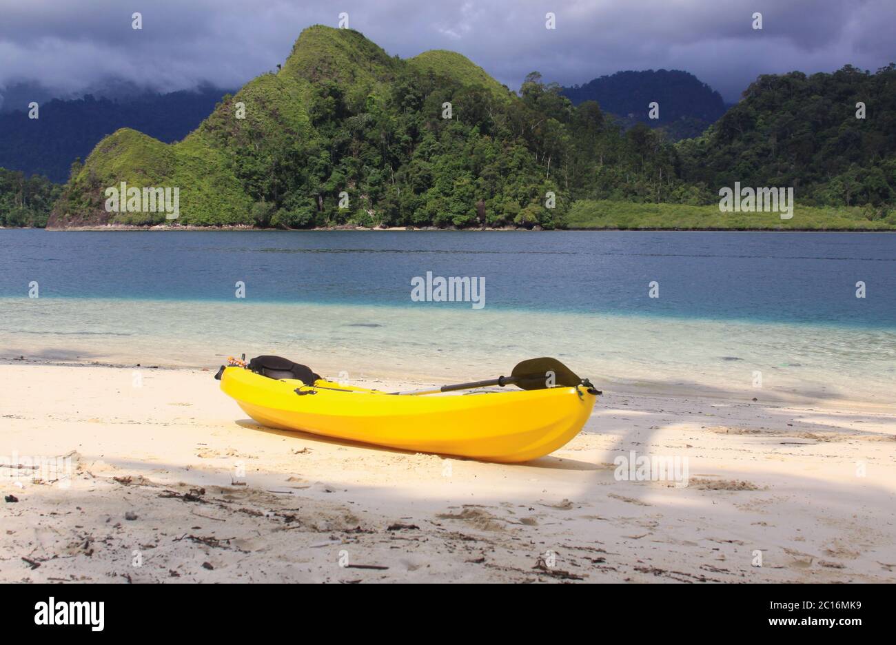 Gelbes Kajak isoliert auf Sand, am Strand des exotischen tropischen Reiseziels Pasumpahan Insel, Padang, West Sumatra, Indonesien Stockfoto