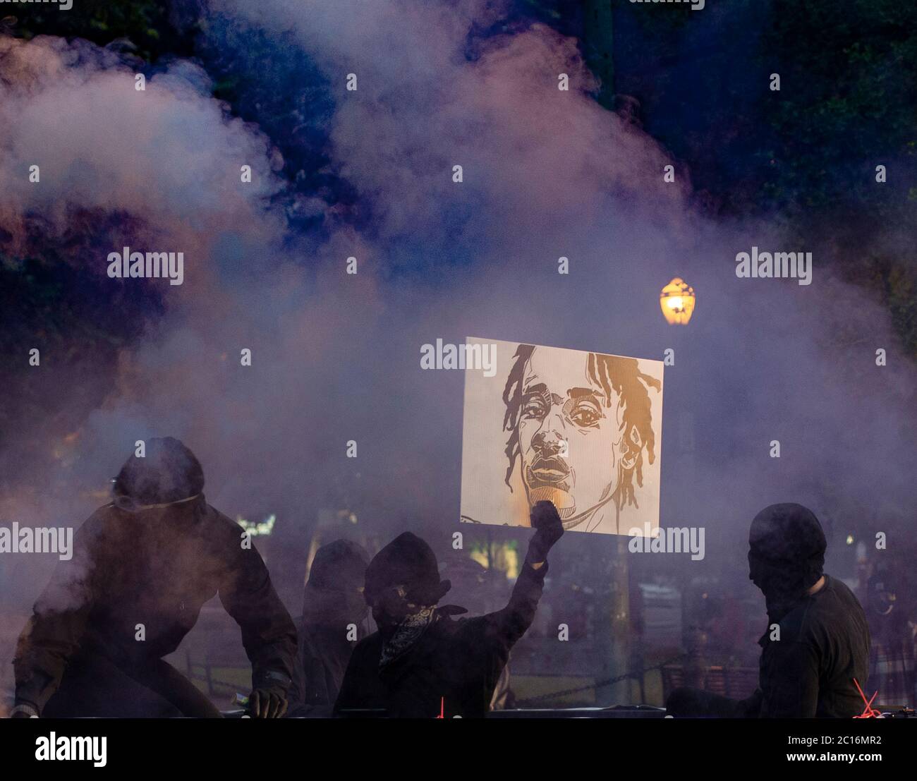 Demonstranten halten ein Bild von George Floyd Stockfoto