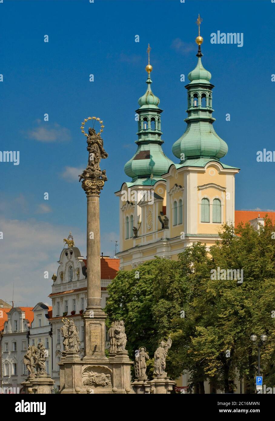Die Kirche und die Pestsäule in Velke namesti in Hradec Králové in Kralovehradecky kraj (Region Hradec Králové), Tschechische Republik Stockfoto