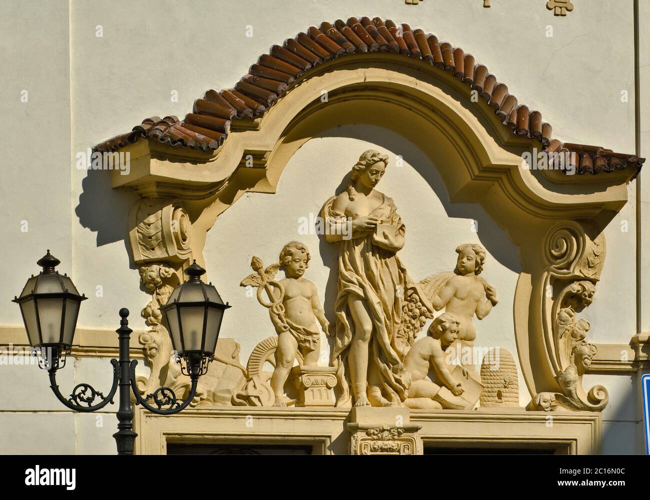 Barocke Skulptur mit niedrigem Relief über der Haustür in der Altstadt von Hradec Králové in Kralovehradecky kraj (Region Hradec Králové) Tschechische Republik Stockfoto