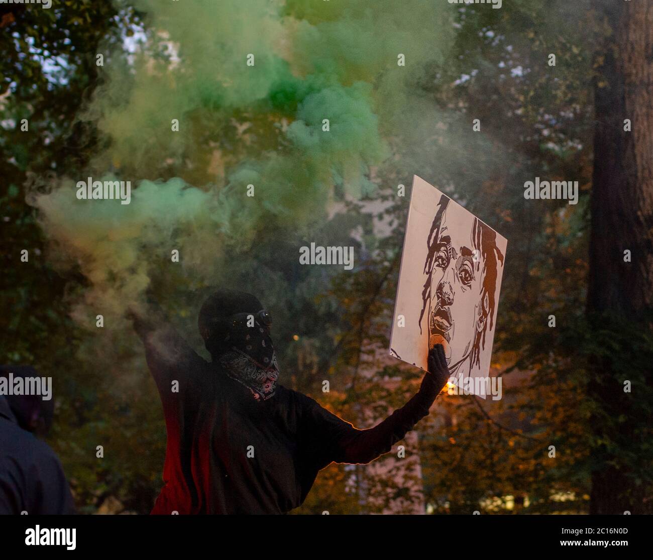 Demonstranten halten ein Bild von George Floyd Stockfoto