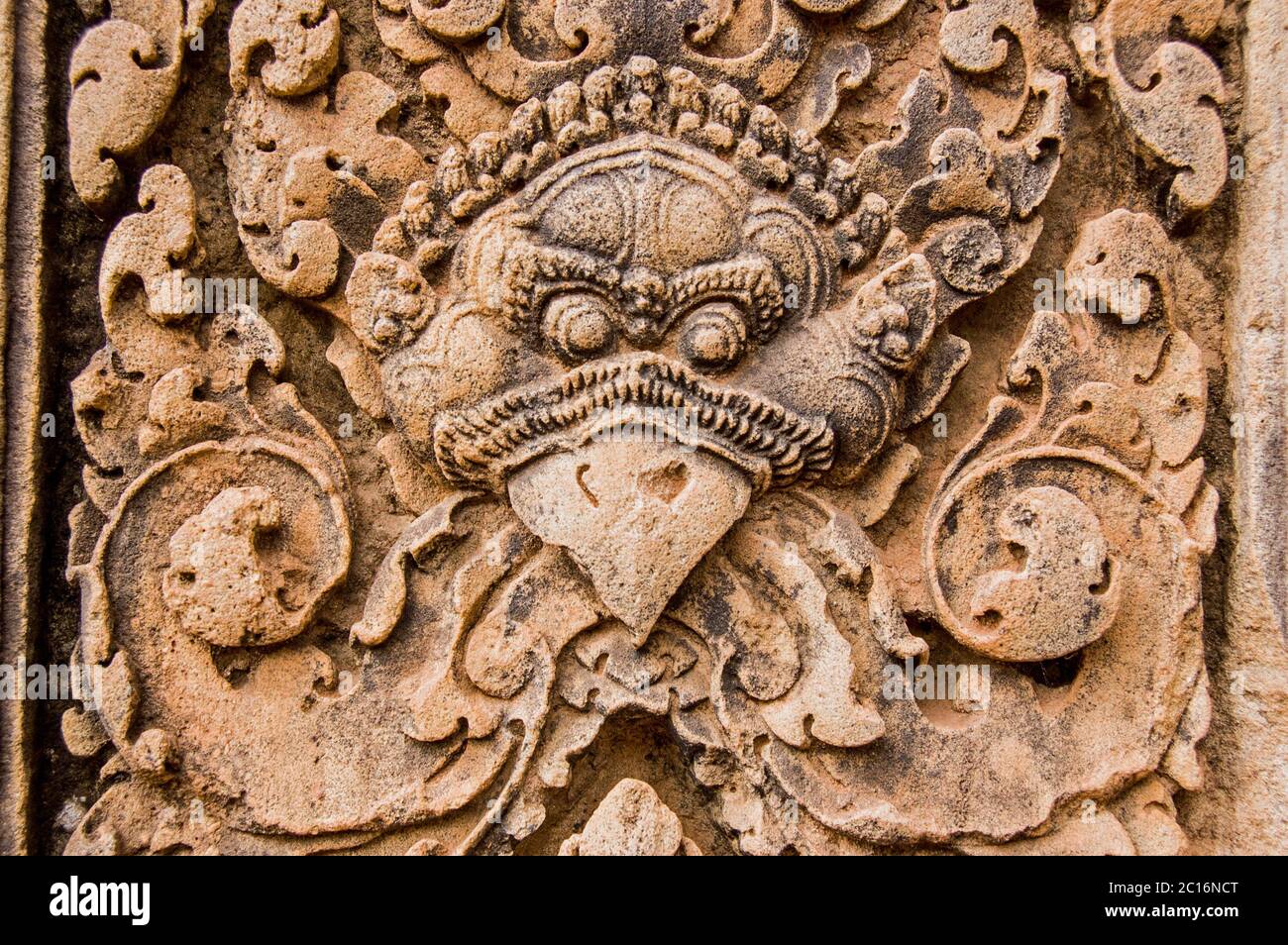 Bas Reliefschnitzerei der Hindu-Gottheit Garuda, die den Eingang zu einer Kapelle im Banteay Srei Tempel, Angkor, Kambodscha bewacht. Stockfoto