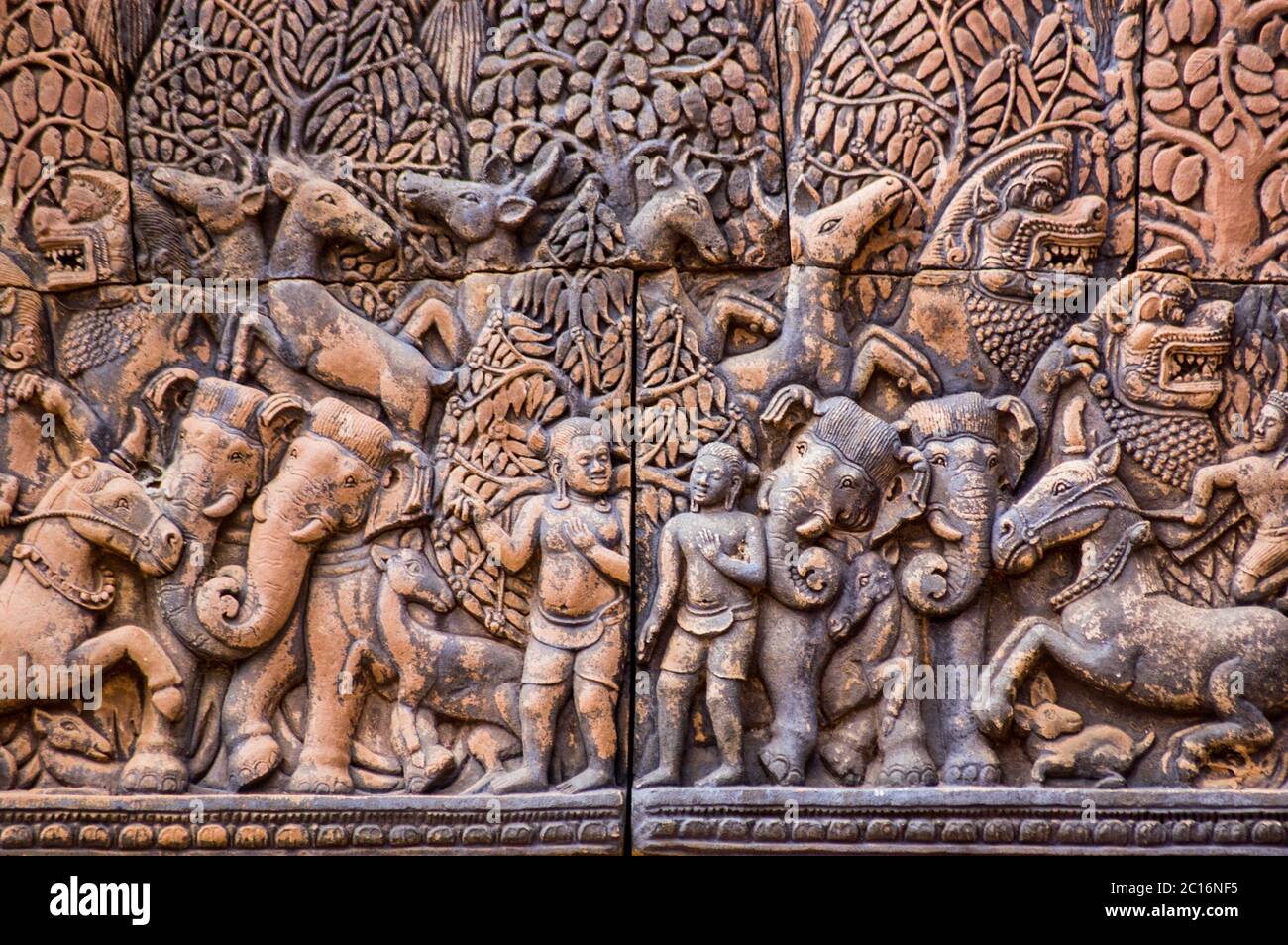 Alte Khmer Schnitzerei von Krishna und seinem Bruder Balarama mit den Tieren des Waldes. Nordbibliothek im Banteay Srei Tempel, Angkor, Kambodscha. Stockfoto