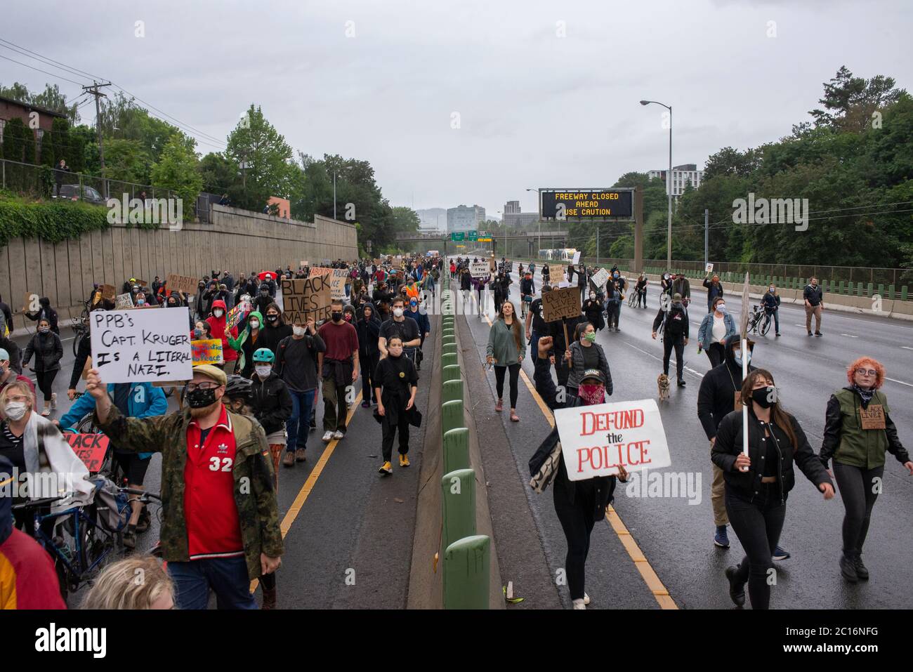 Demonstranten übernehmen die Autobahn I-84 Stockfoto