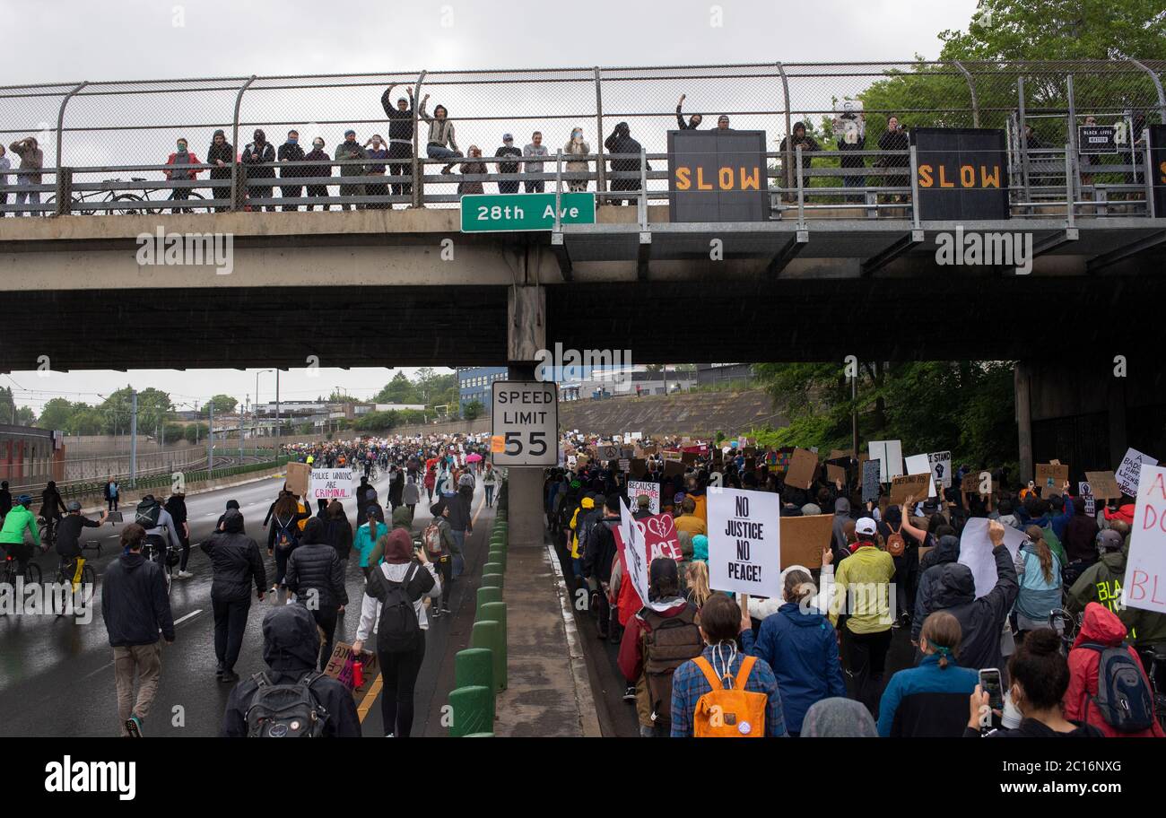 Demonstranten übernehmen die Autobahn I-84 Stockfoto