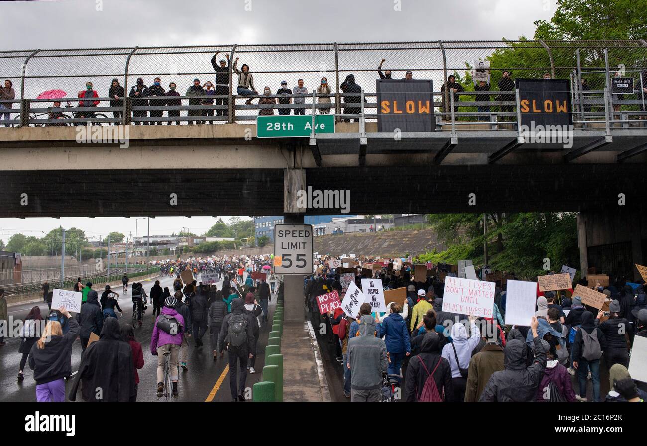 Demonstranten übernehmen die Autobahn I-84 Stockfoto