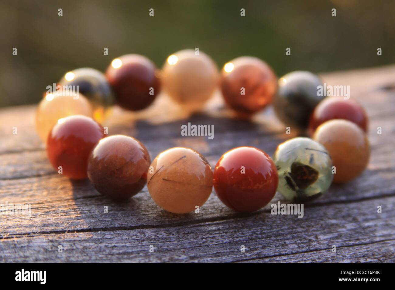 Armband Schmuck aus verschiedenen Arten von runden Edelstein Perlen, einschließlich transluzenten rot, grün, orange, gelb und weiß. Einige von ihnen sind Rutilats Stockfoto