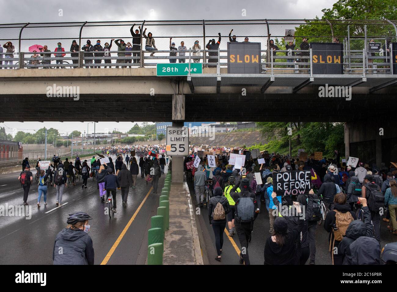 Demonstranten übernehmen die Autobahn I-84 Stockfoto