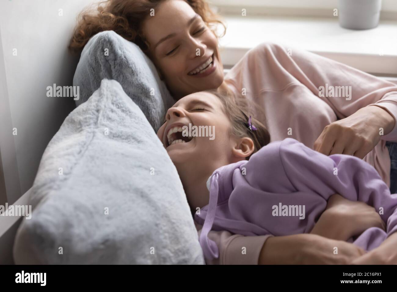 Verspielt Mutter und teen Tochter haben Spaß zu Hause Stockfoto