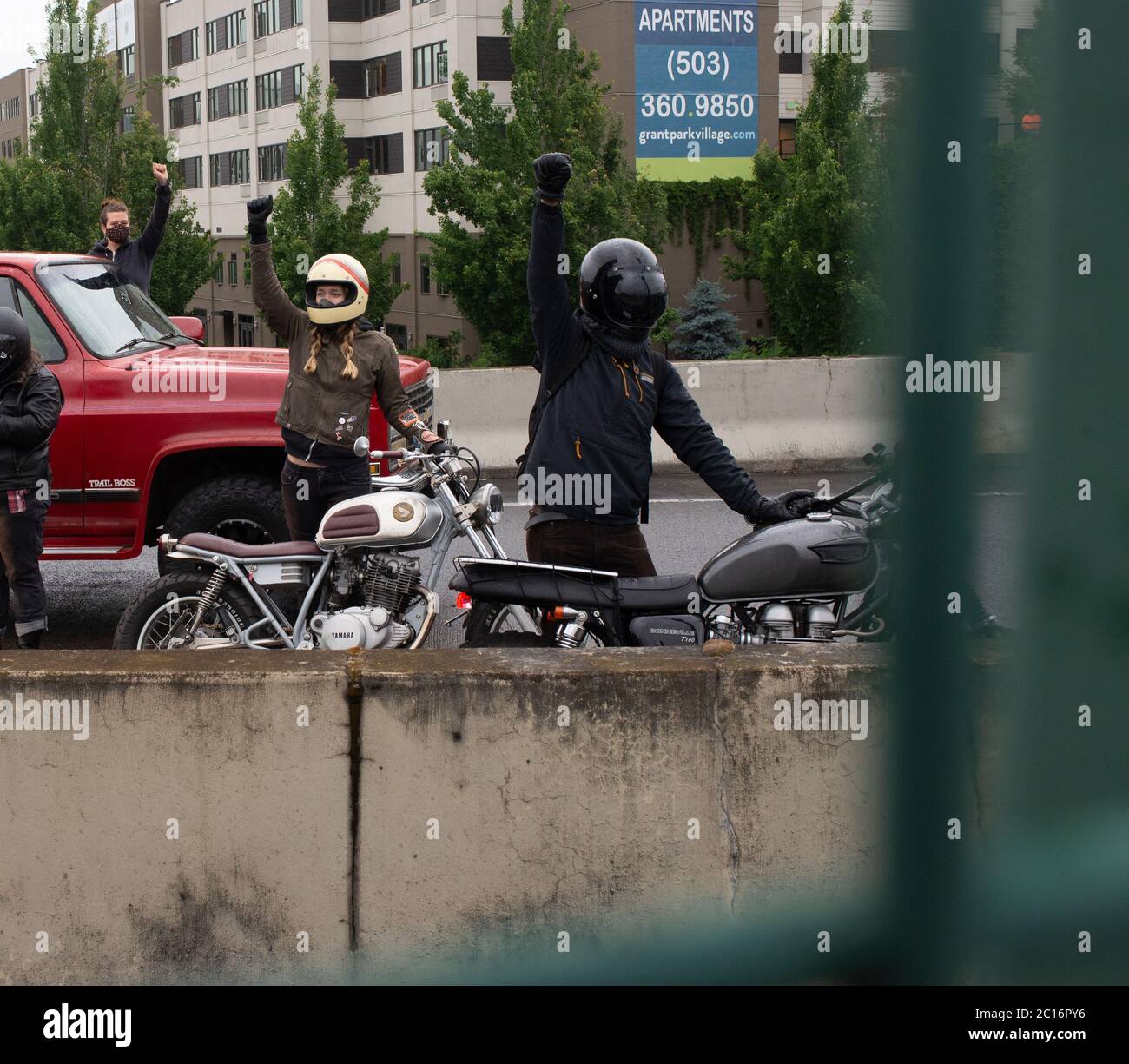 Motorradfahrer zeigen Solidarität Stockfoto