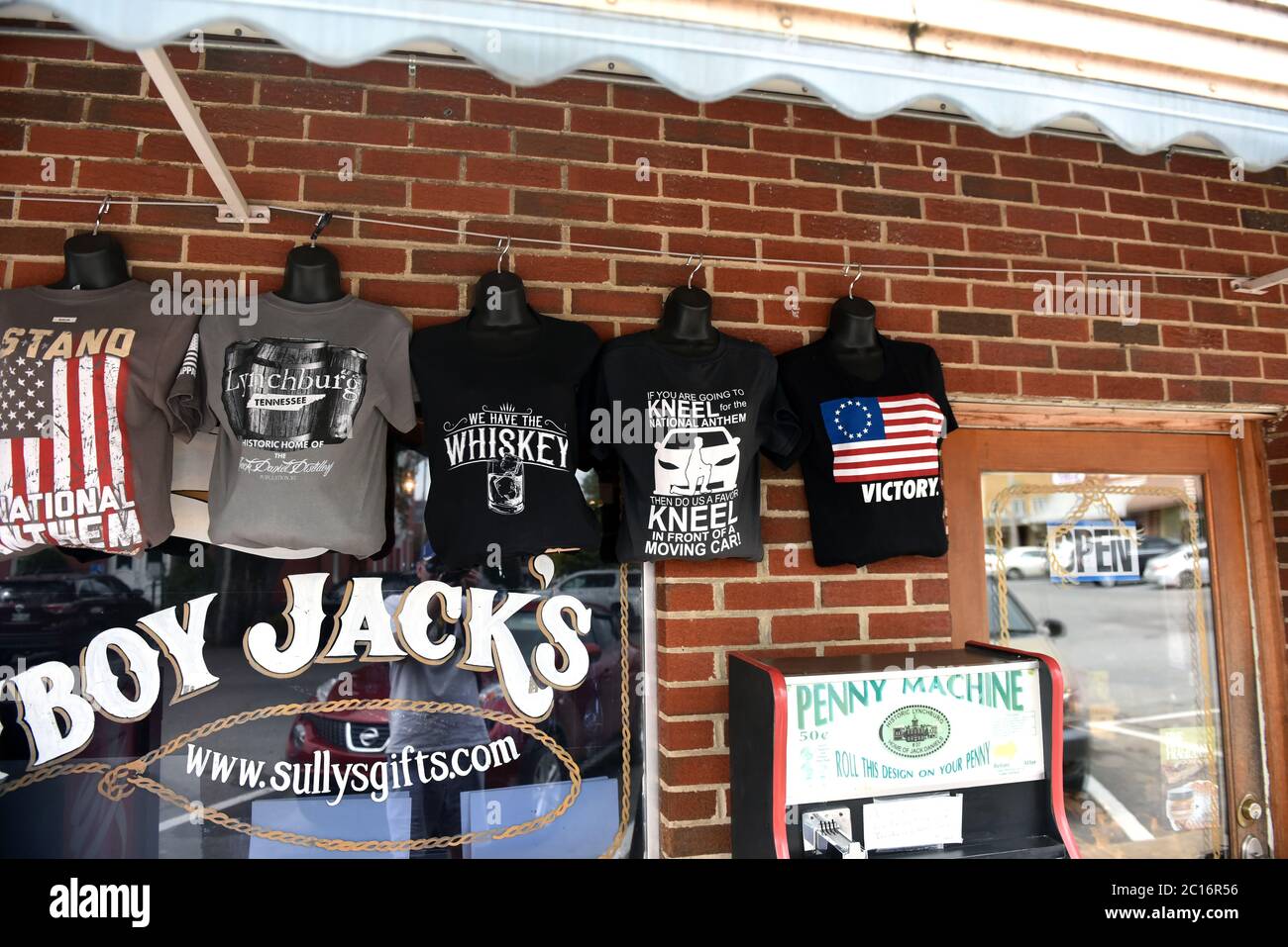 Lynchburg, TN, USA - 23. September 2019: T-Shirts zum Verkauf, die während der Nationalhymne einen Blick auf das Knien bieten, und die bei Jack Daniels verkauft werden Stockfoto
