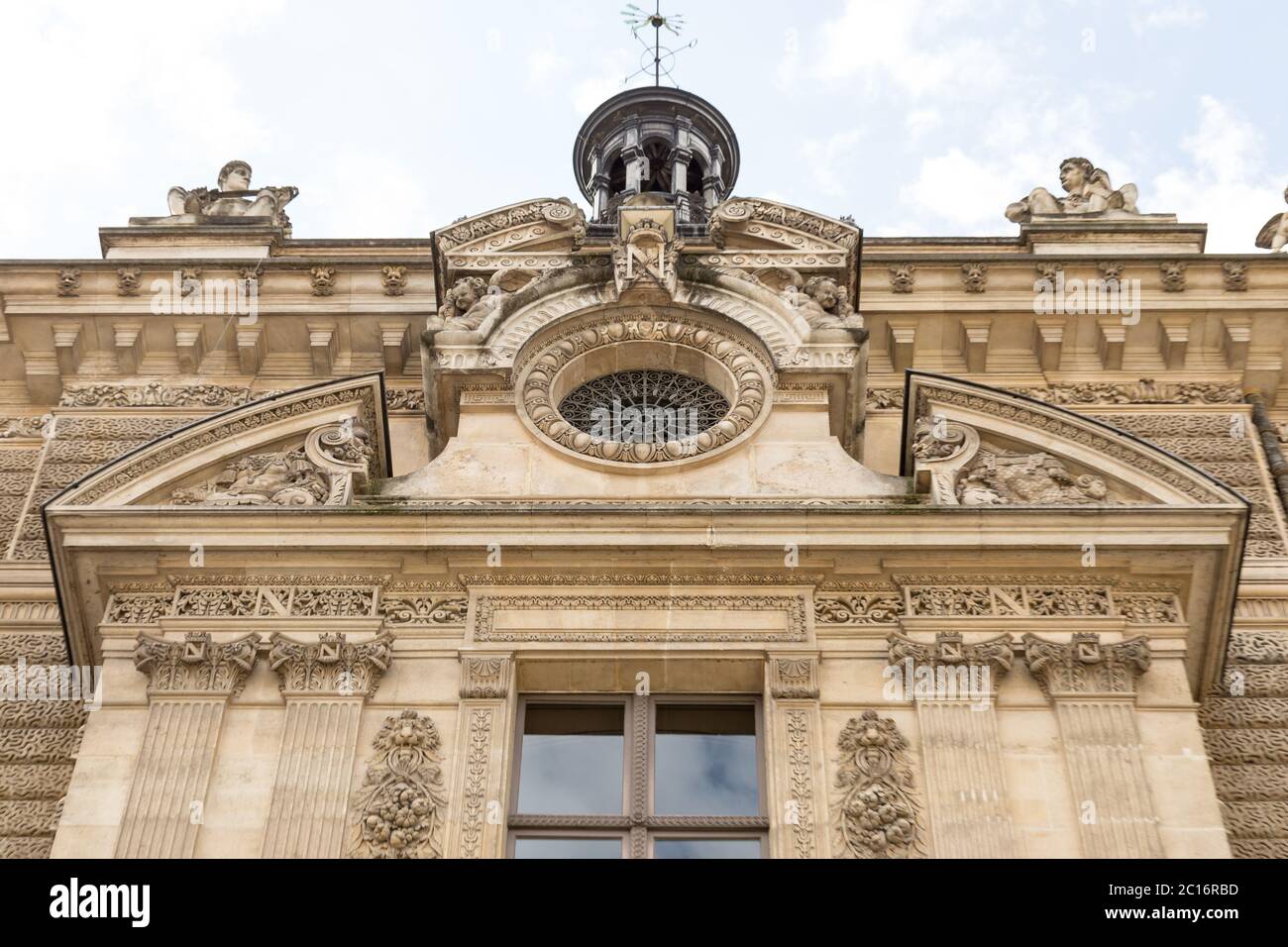 Architektonische Außenansicht Details des Louvre Museum Stockfoto