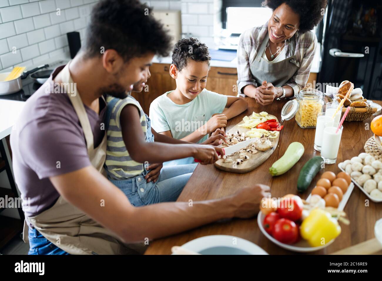 Glückliche Familie zusammen Kochen in der Küche Stockfoto