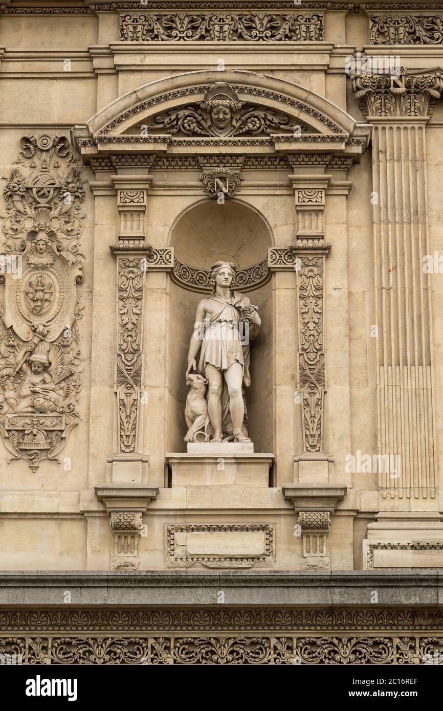 Architektonische Außenansicht Details des Louvre Museum Stockfoto