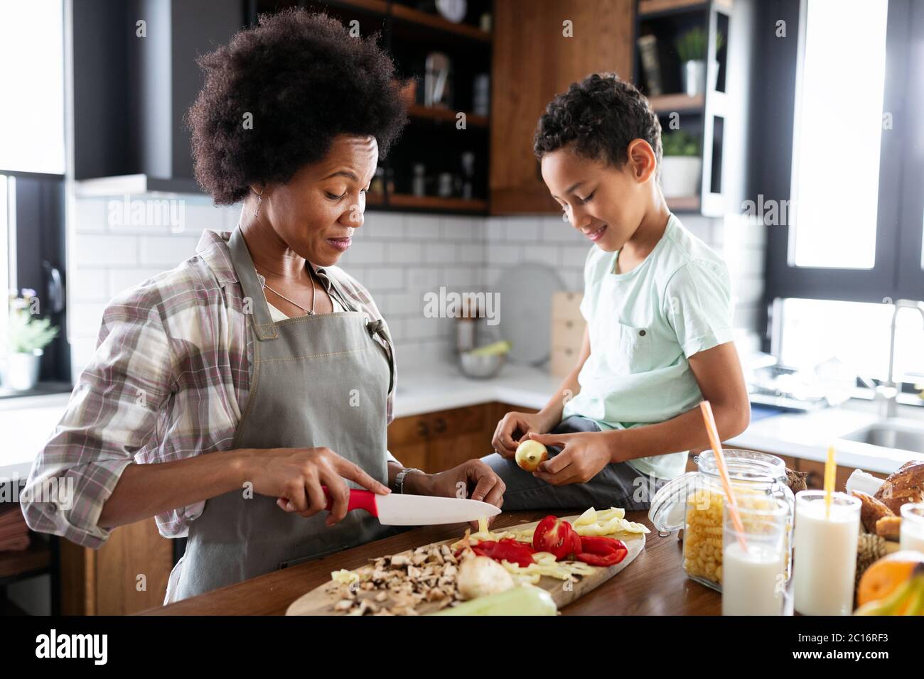 Glückliche Mutter und Kinder in der Küche. Gesundes Essen, Familie, kochen Konzept Stockfoto