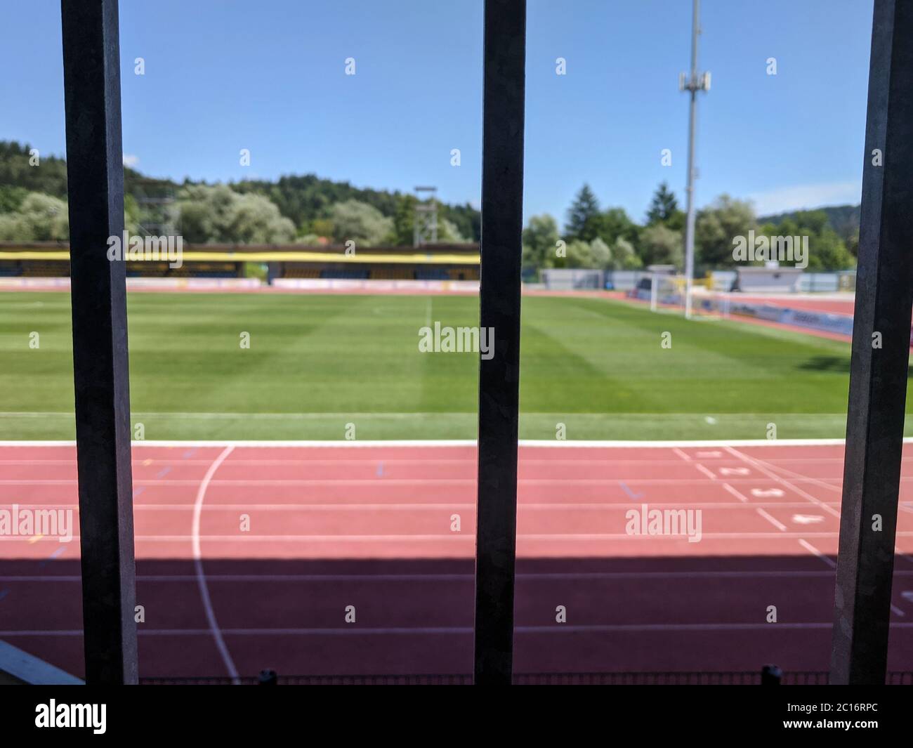 Geschlossenes Sportstadion während Pandemie durch den Metallzaun gesehen Stockfoto