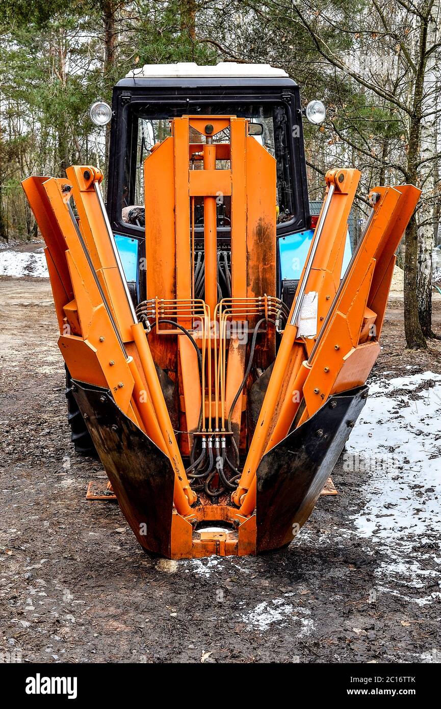 Technik, spezielle Maschine für die Verpflanzung großer Bäume Stockfoto