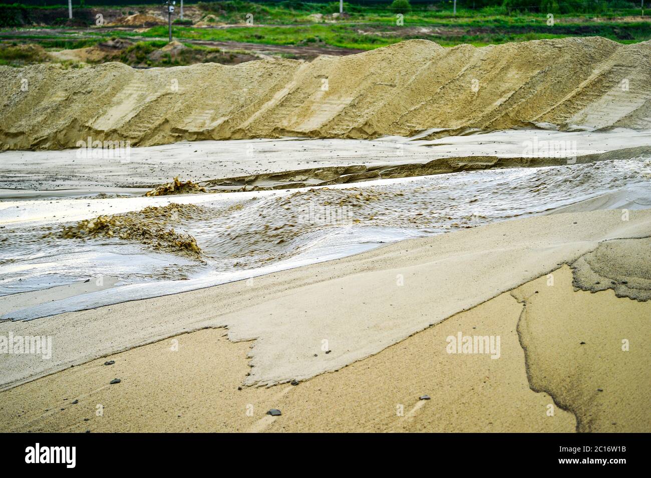Extraktion von Sand, Sandgrube mit Wasser Stockfoto