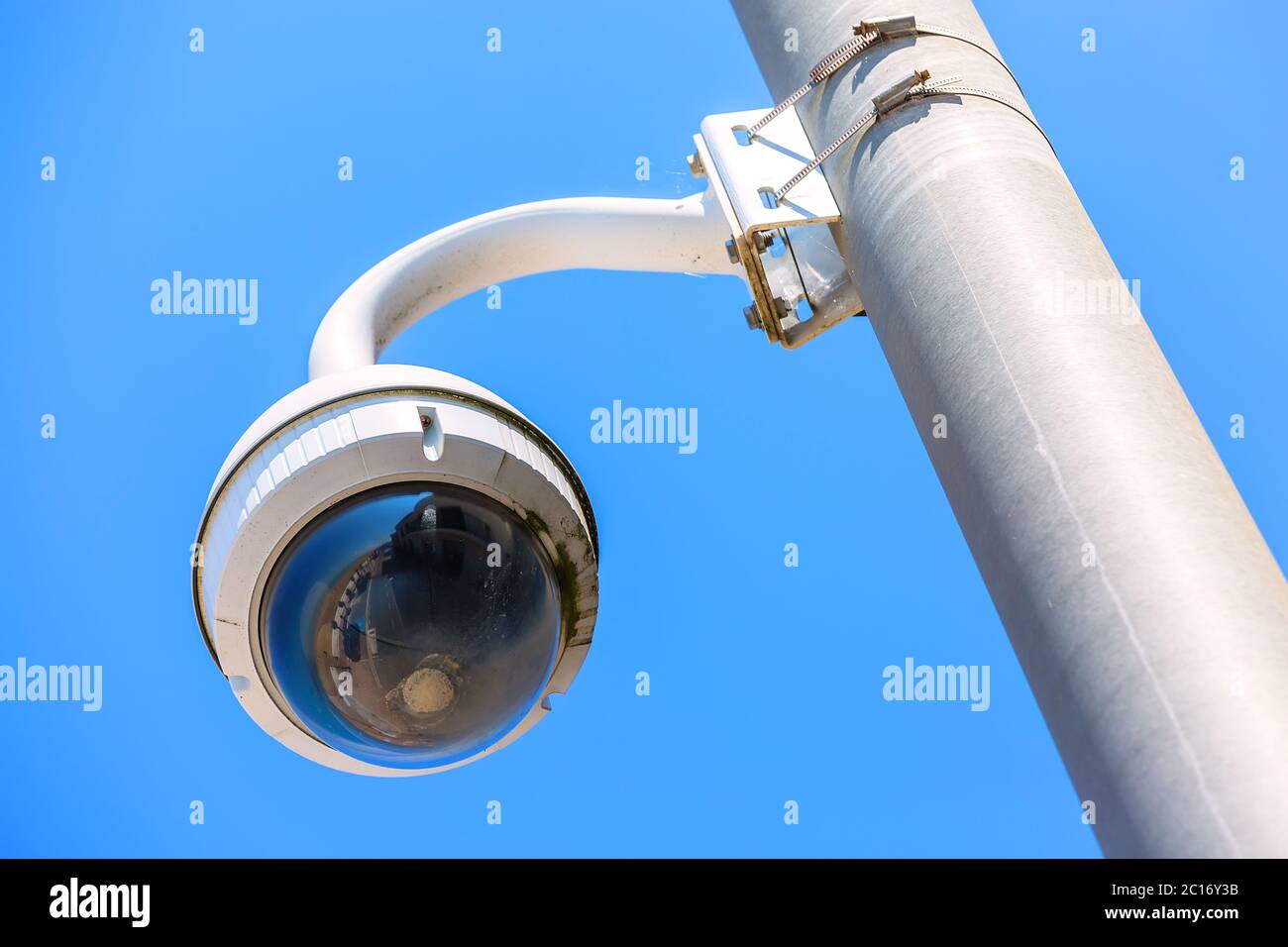 CCTV-Kamera unter blauem Himmel Meer für die Sicherheit der Touristen Stockfoto