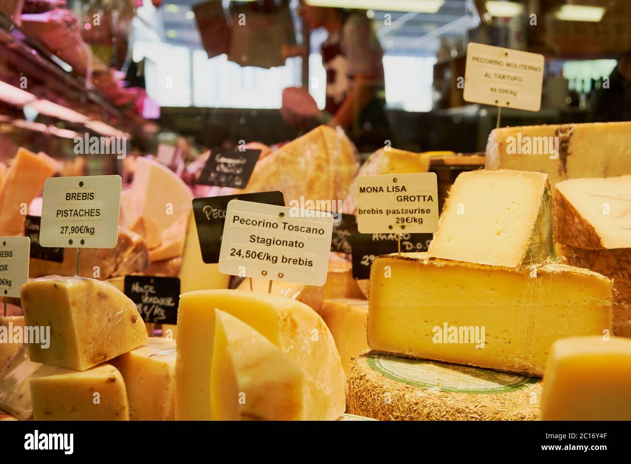 Pecorino Toscano, Brebis und Mona-Lisa-Käse mit Preisschildern an einem Stand auf dem Marché des Capucins, Bordeaux, Frankreich Stockfoto
